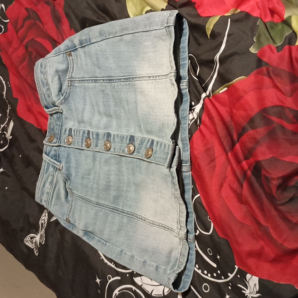 American Eagle size 0 jeans mini skirt. Very good condition. Petite and fun